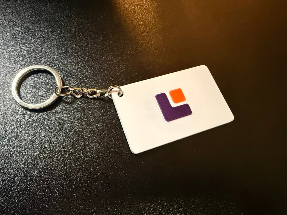 Un llavero blanco con el logotipo de LeadTap.me
