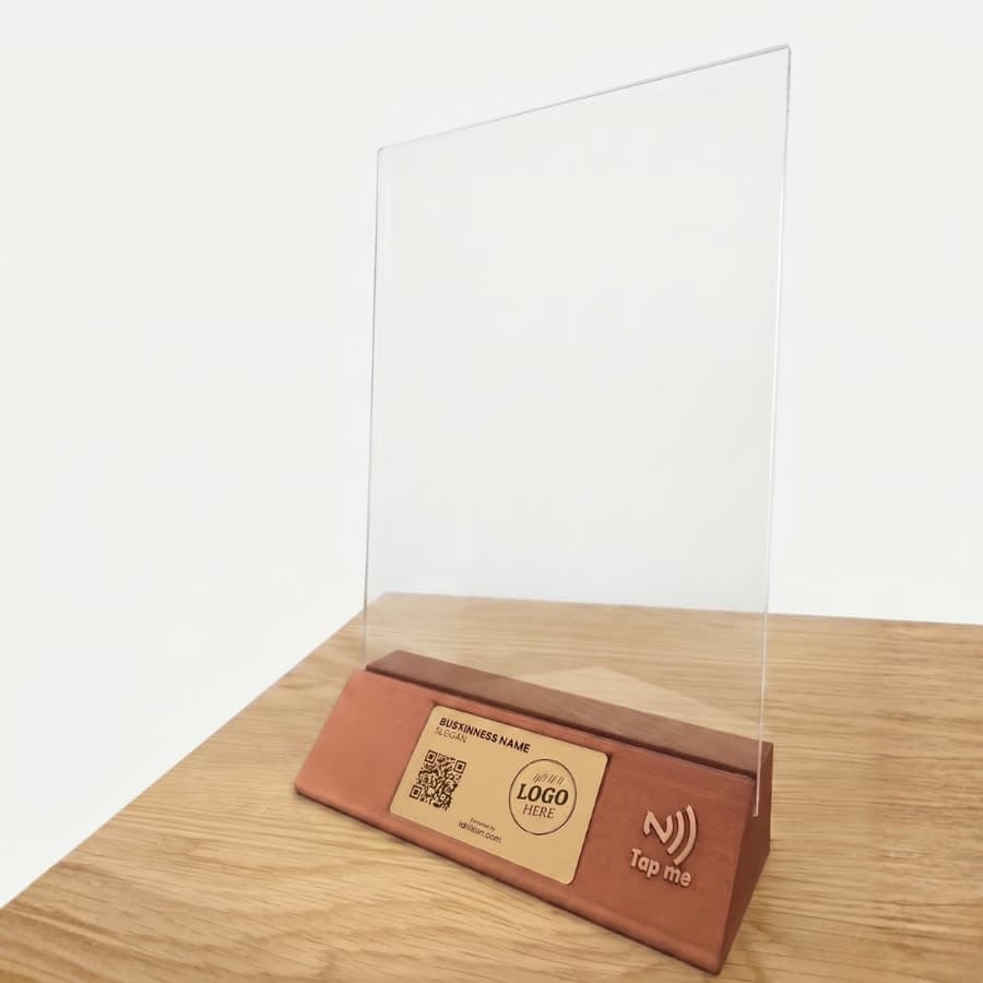 Un sign holder de mesa con la placa de logotipo y código QR en la base