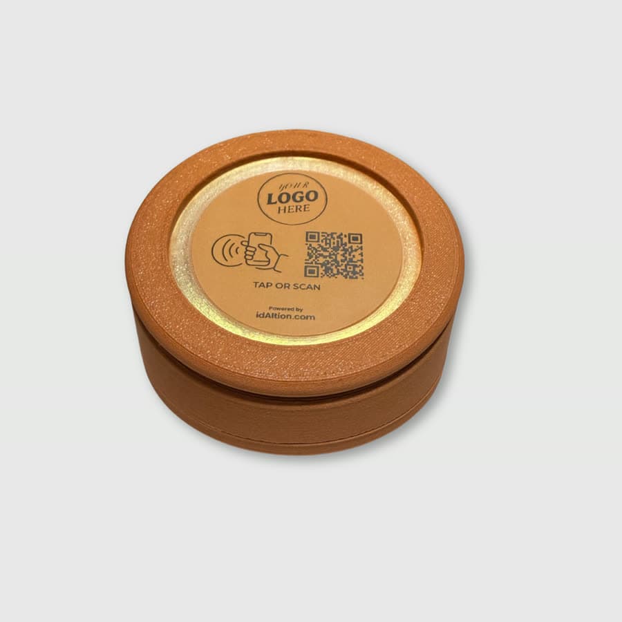 Un touchpoint redondo con anillo luminoso, logotipo y código QR